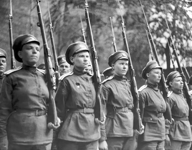 15 Stunning Vintage Photos of Women Posing with Guns in past