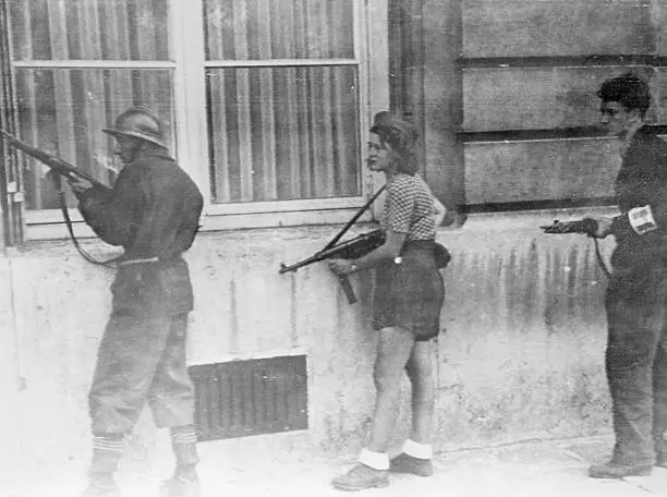 15 Stunning Vintage Photos of Women Posing with Guns in past